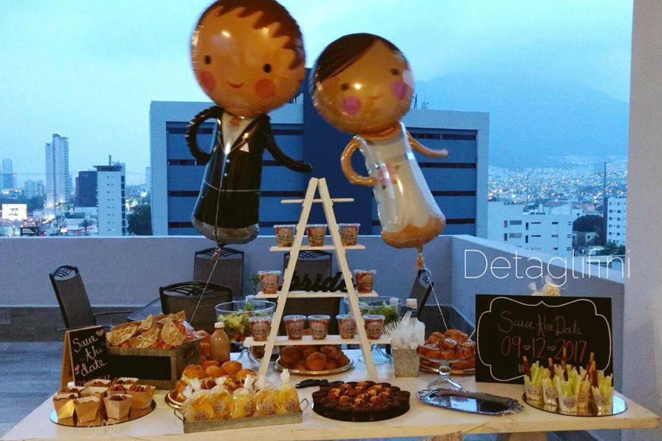 Mesa de dulces con novios de globo