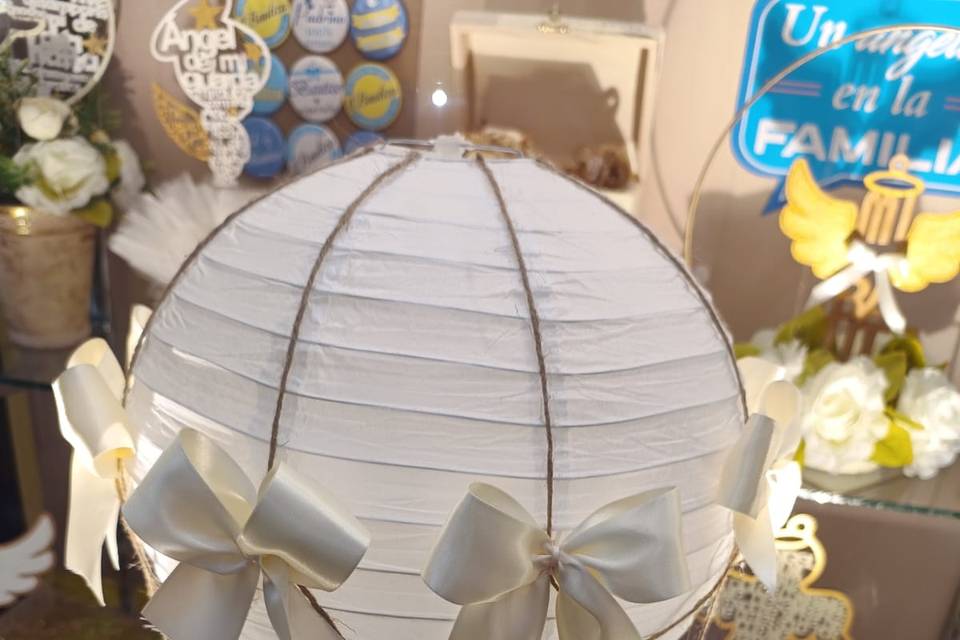 Arreglo de flores con esfera blanca