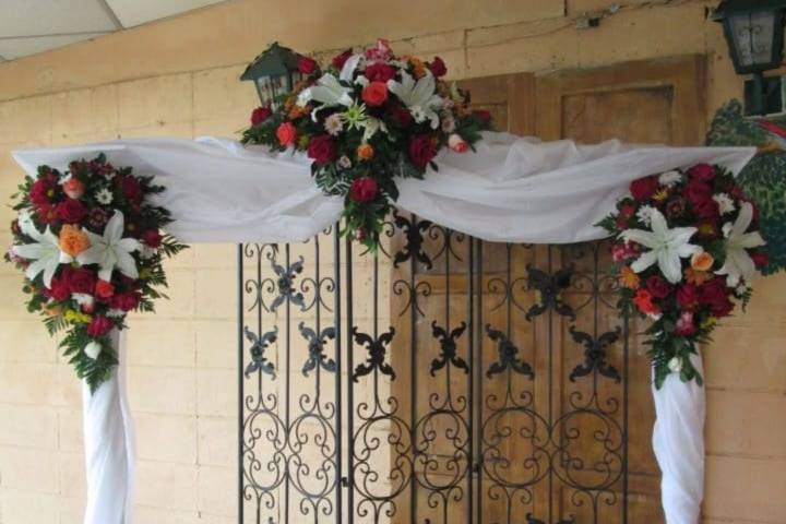 Arreglo floral con tela blanca