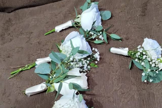 Boutonniere con rosa azul