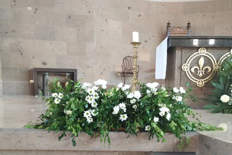 Arreglo floral blanco para iglesia