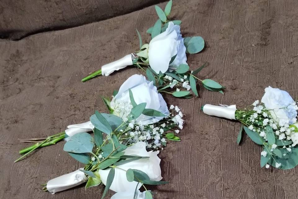 Boutonniere con rosa azul