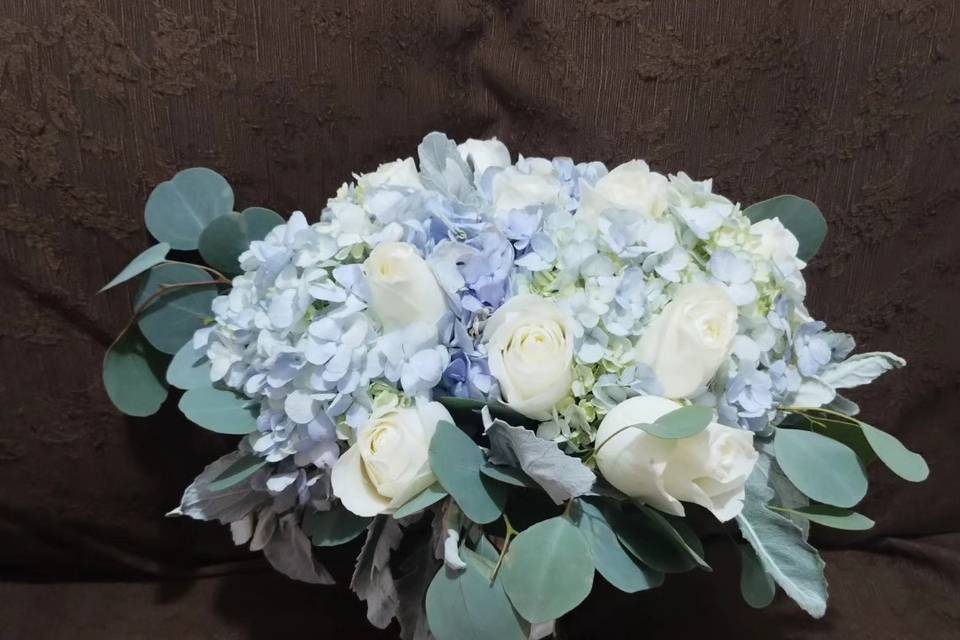 Ramo con rosas blancas y azules