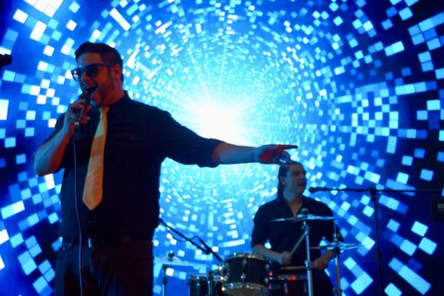 Cantante con baterista