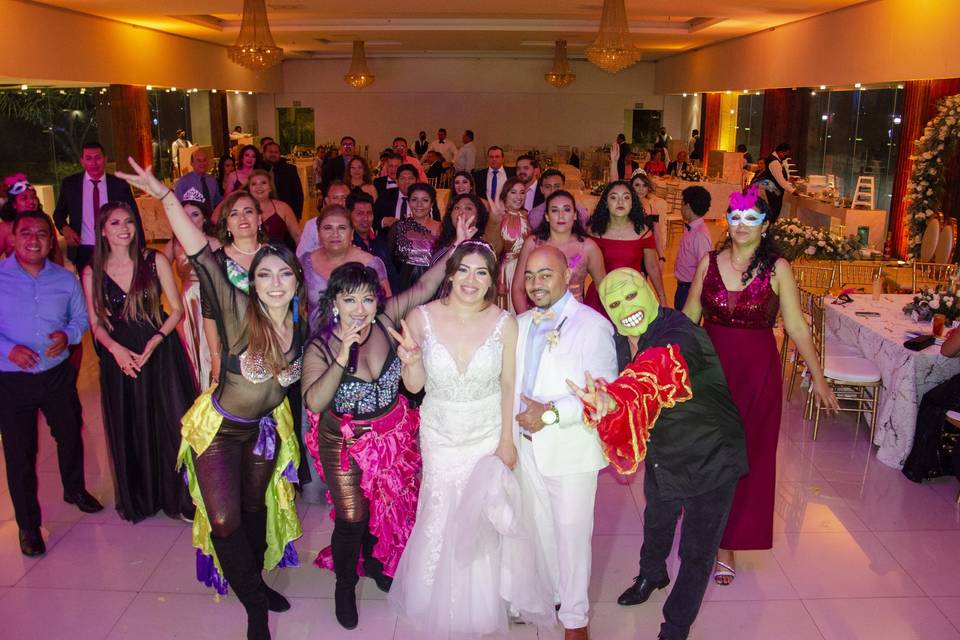 En la boda de Aremi Fuentes
