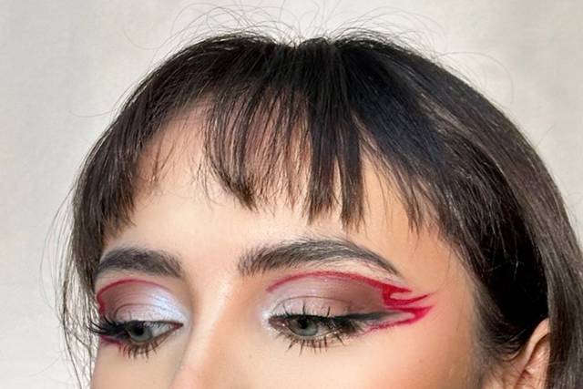 Make up con sombra plateada