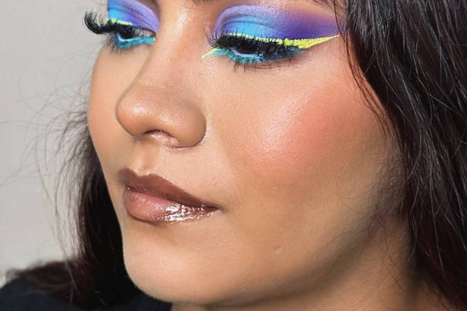 Maquillaje con sombras azules y moradas