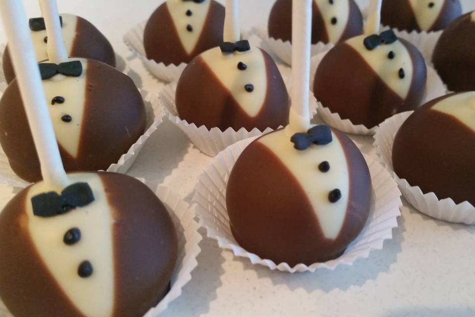 Cake pops tuxedo