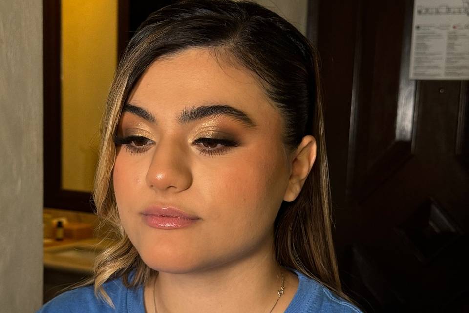 Mujer con maquillaje en dorado