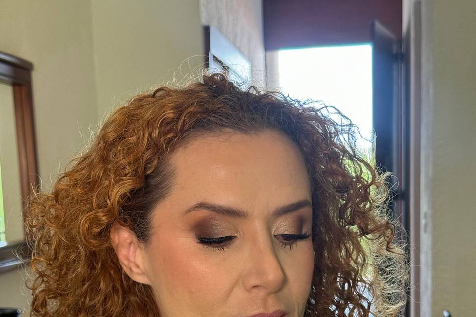 Mujer con maquillaje de noche