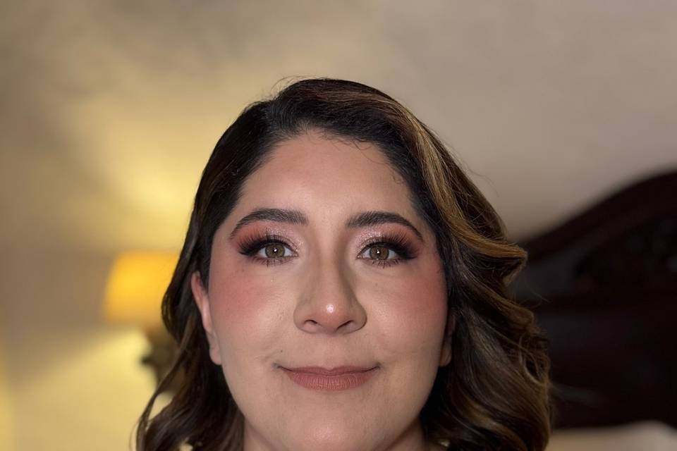 Mujer con make up con foco en los ojos