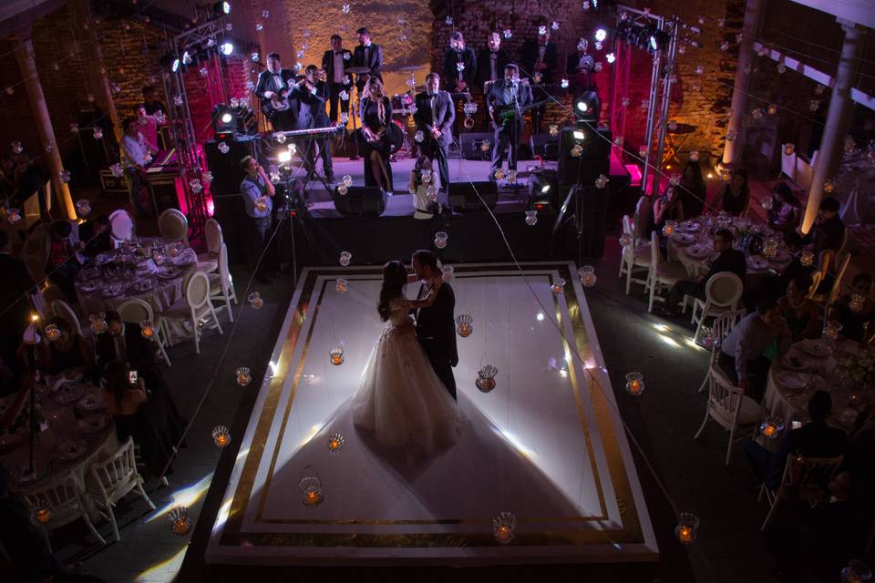 Los novios en el escenario