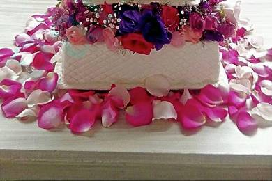 Pastel de boda decorado con flores