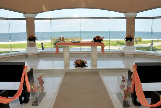 Capilla frente al mar.