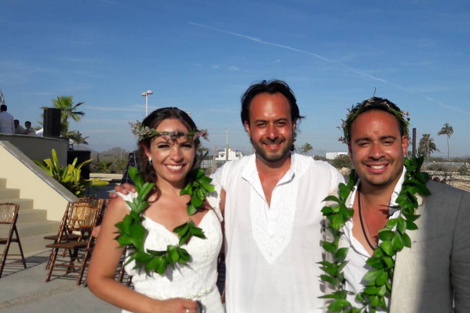 Pareja en ceremonia en la playa