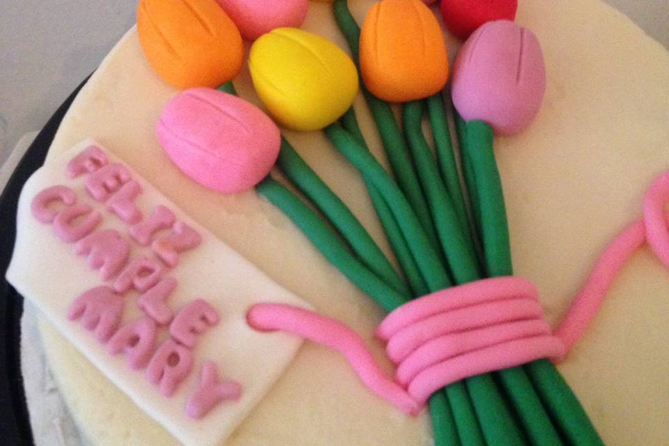 Pastel con tulipanes