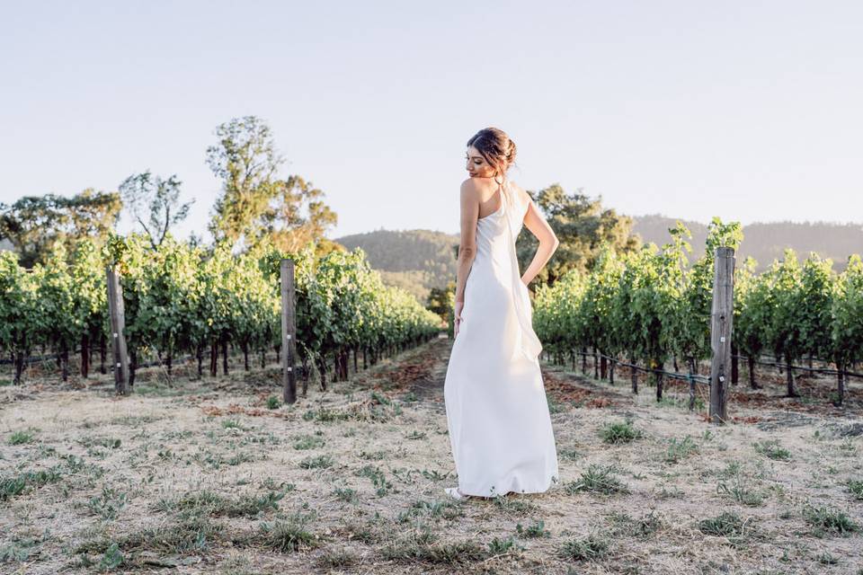 Novia caminando por viñedos