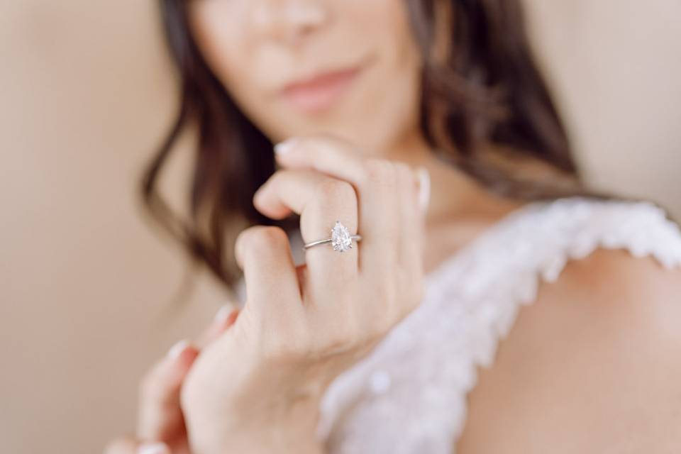 Novia enseñando el anillo