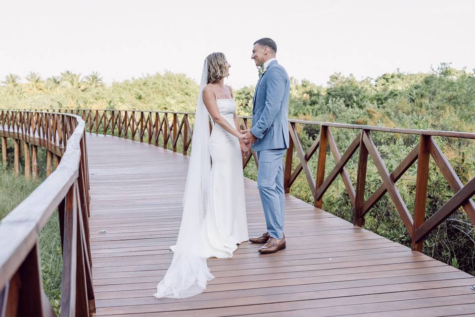 Novios tomados de la mano en un puente