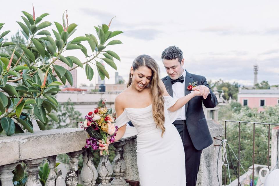 Novios sonriendo en un balcón