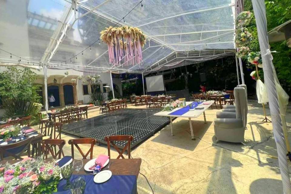 Carpa transparente en terraza con pista de baile