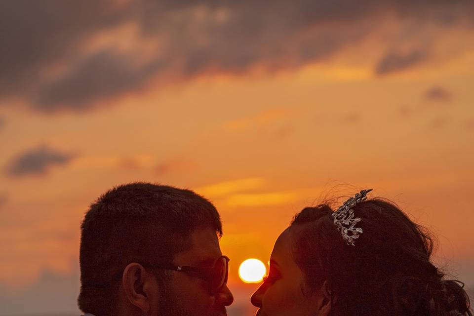 Beso en atardecer