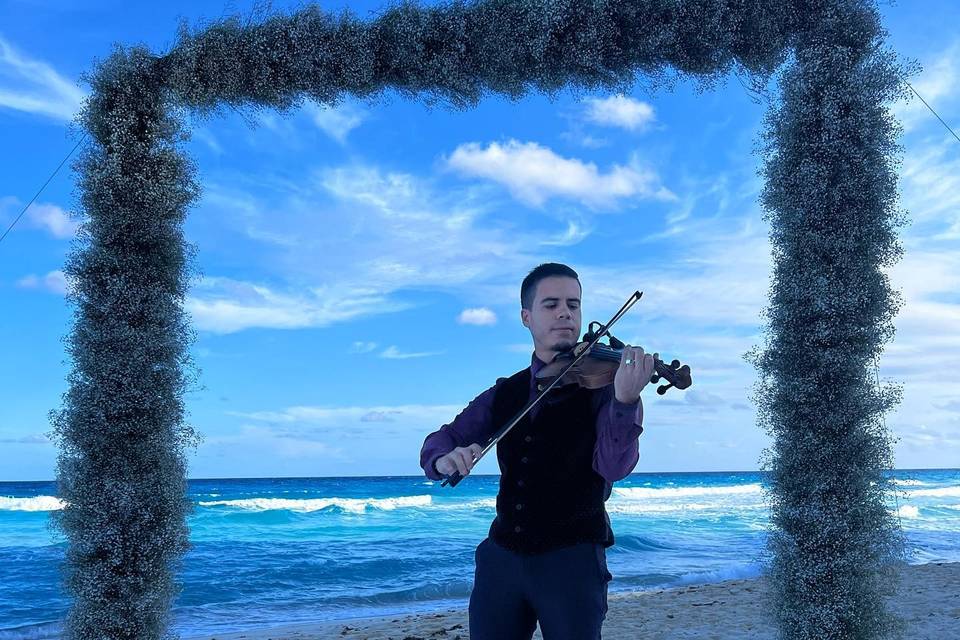 Violinista en la playa