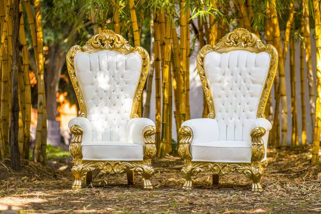 Sillón gigante estilo gótico