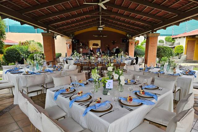 Mesa cuadrada blanca con servilletas azules