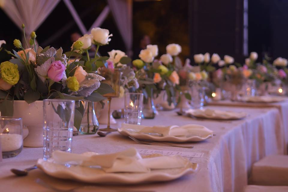 Mesa adornada con rosas