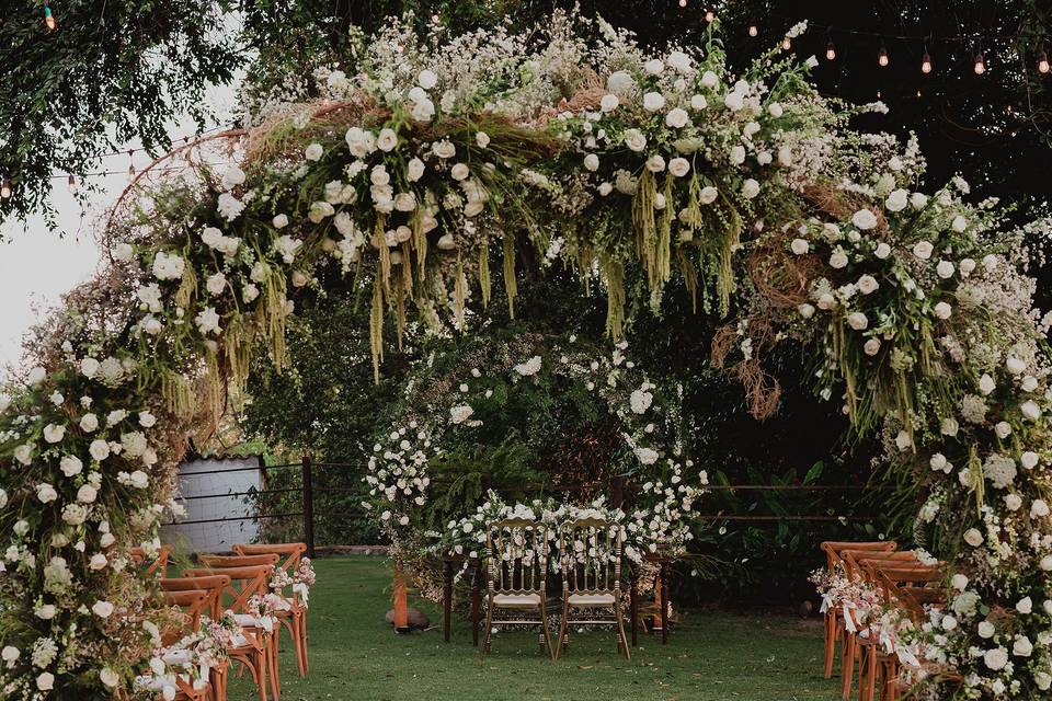 Decoración con flores blancas para la ceremonia nupcial