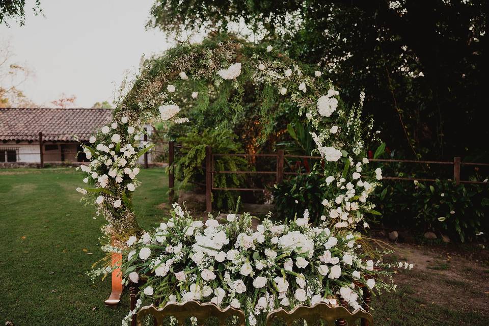 Arco de flores blancas