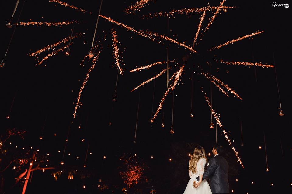 Novios de espaldas viendo los fuegos artificiales