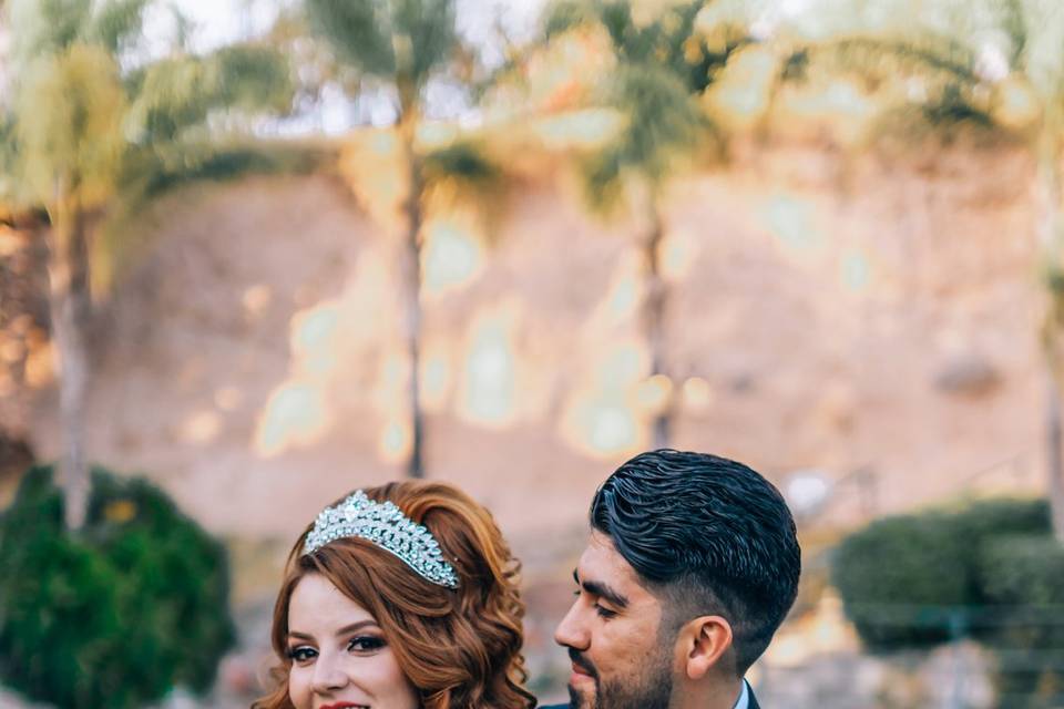 Novio agarrando de la cintura a la novia