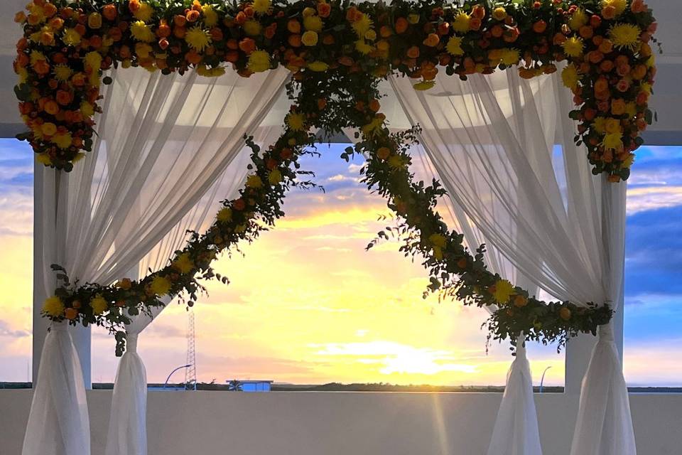 Altar decorado con telas, cojines y flores