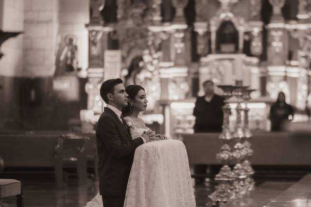 Pareja en la iglesia