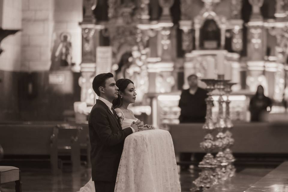 Pareja en la iglesia