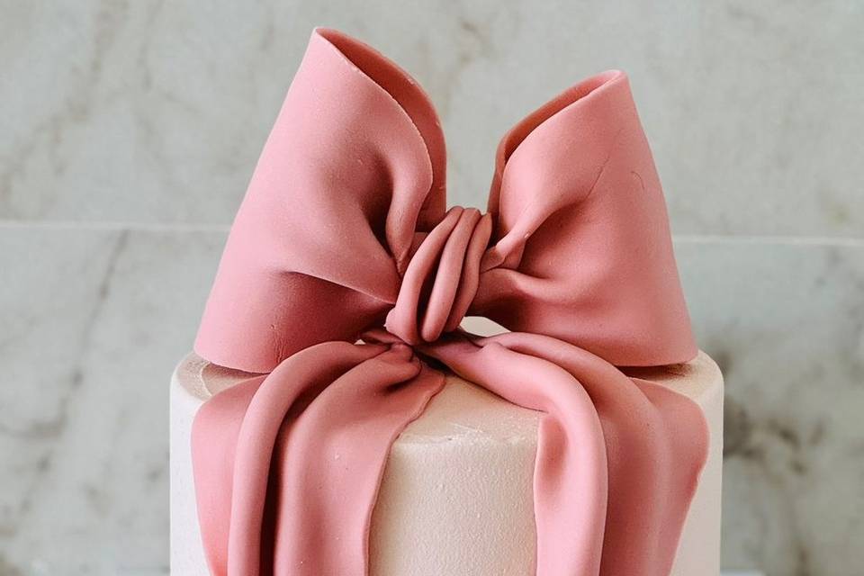 Pastel con moño gigante