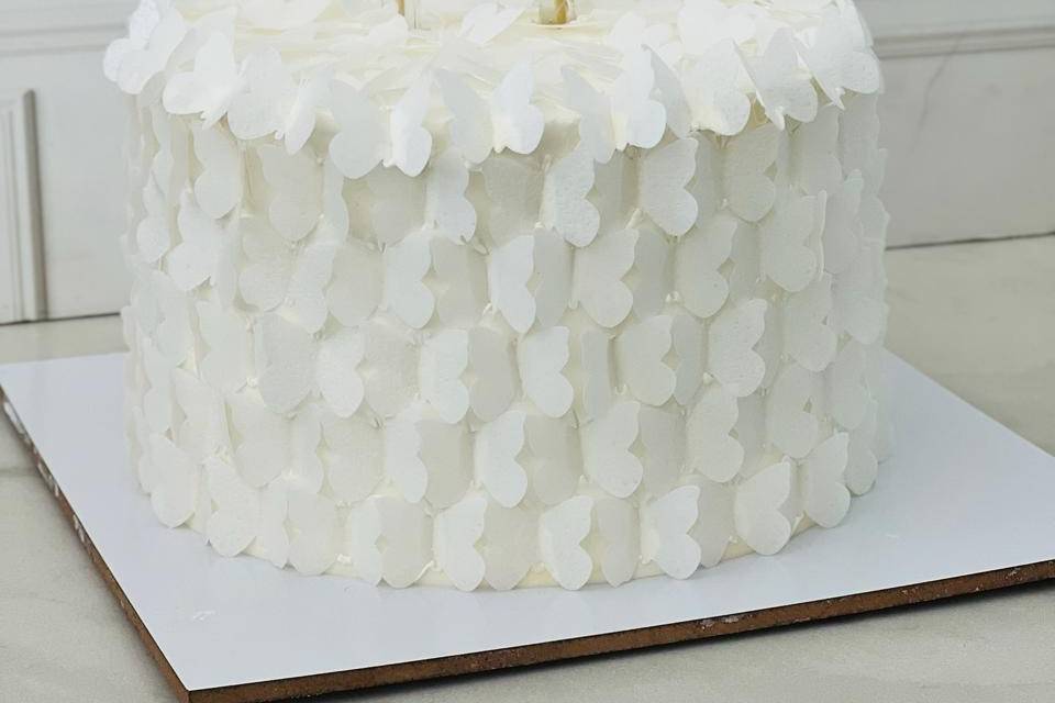 Pastel cubierto de mariposas blancas