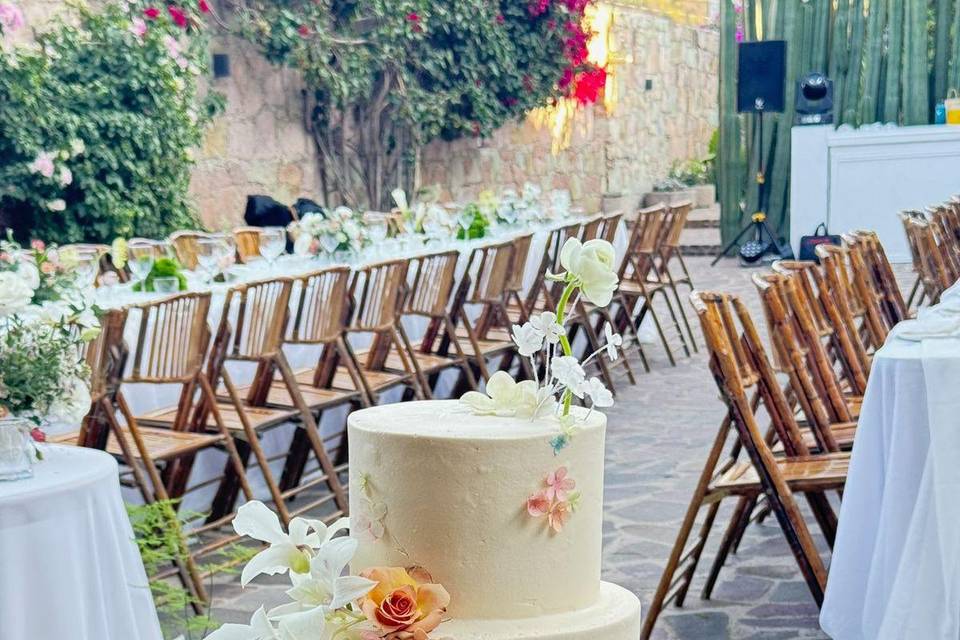 Pastel de dos pisos decorado con flores