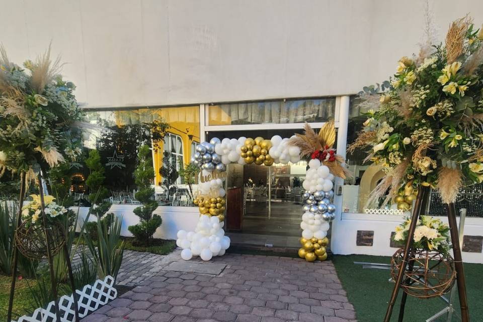 Entrada a salón jardín