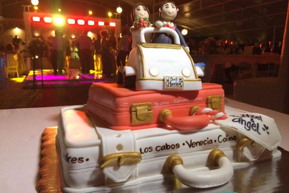 Pastel maletas y novios