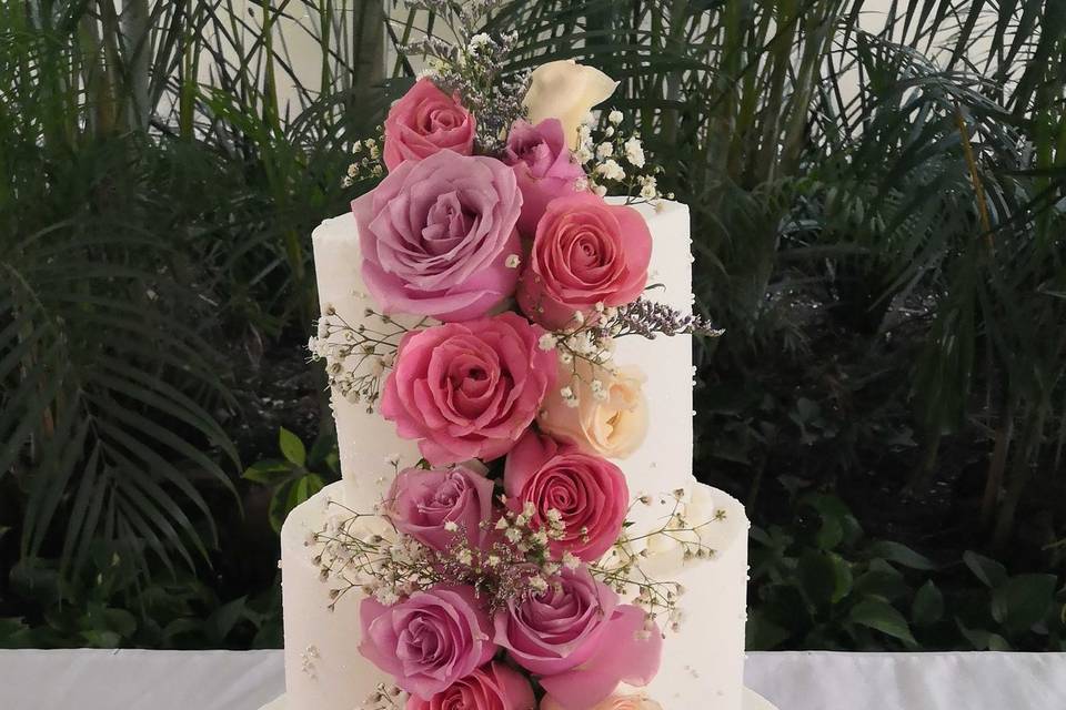 Pastel con rosas naturales