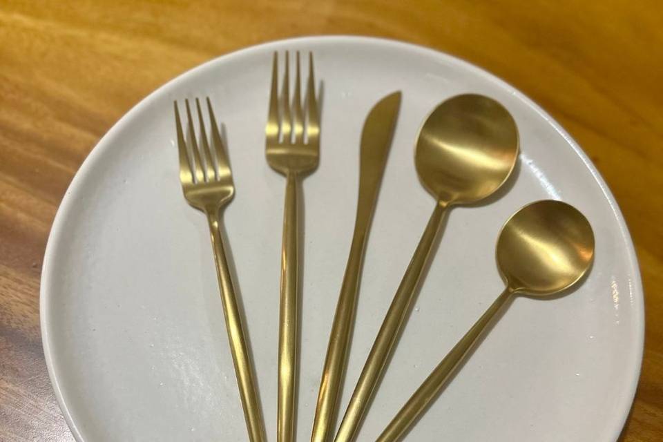 Cubiertos dorados