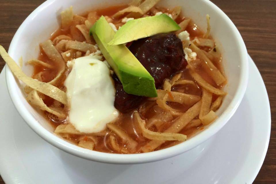 Sopa de tortillas clásica