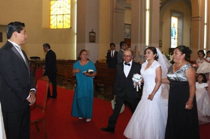 Novia caminando hacia el altar