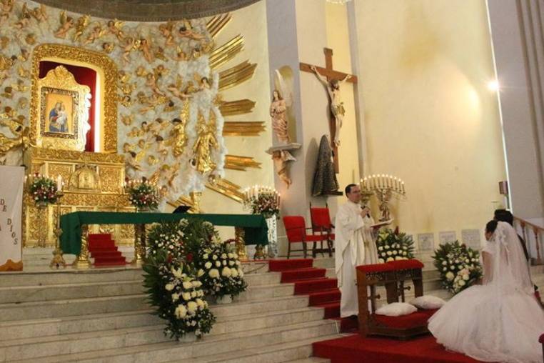 Novios en el altar religioso