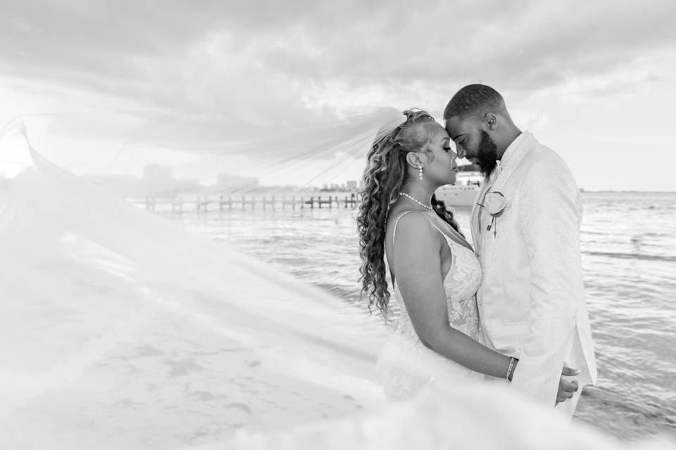 Foto en blanco y negro de una pareja en la playa