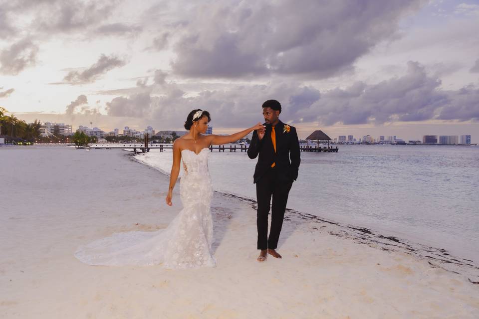 Pareja casada dando un paseo en la playa