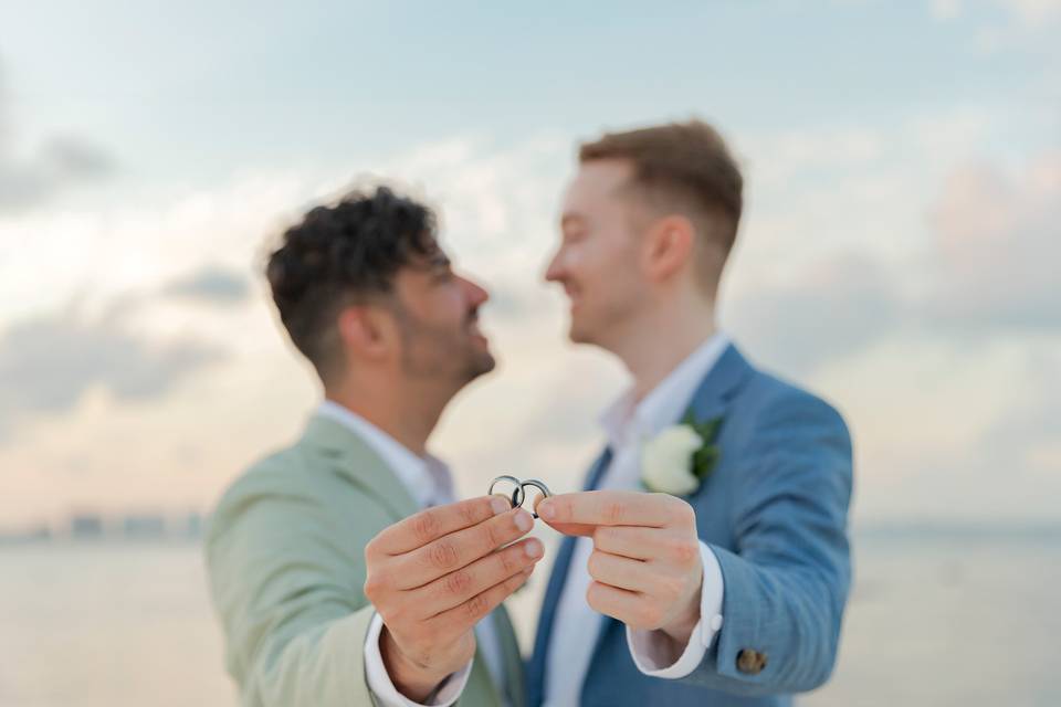 Novios enseñando sus anillos